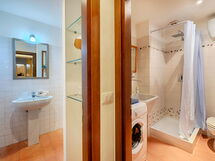 The Silent Courtyard Retreat: Spacious 2-Bedroom S