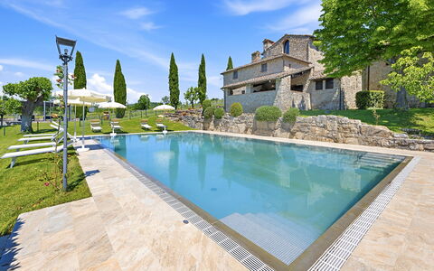 Dimora Chianti Shire: Stunning Tuscan Villa on Vin: Blu, Piscina, Estate, Ricorrere, Mobili Da Esterno, Terme, Villa, Eco Hotel, Giochi D'Acqua, Hacienda