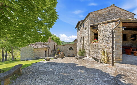 Dimora Chianti Shire: Stunning Tuscan Villa on Vin: Parete, Costruzione, Casa, Architettura, Area Rurale, Paesaggio, Muro ​​Di Pietra, Casa, Tetto, Villetta