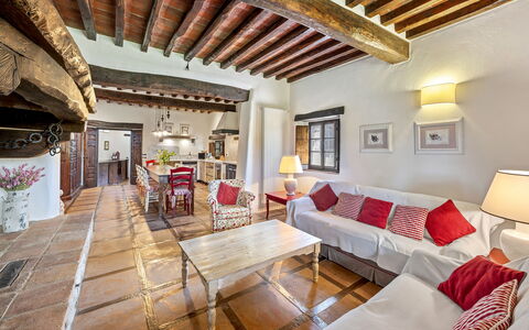Dimora Chianti Shire: Stunning Tuscan Villa on Vin: Pavimentazione, Pavimento, Mobilia, Interior Design, Soffitto, Soggiorno, Divano, Camera, Sedia
