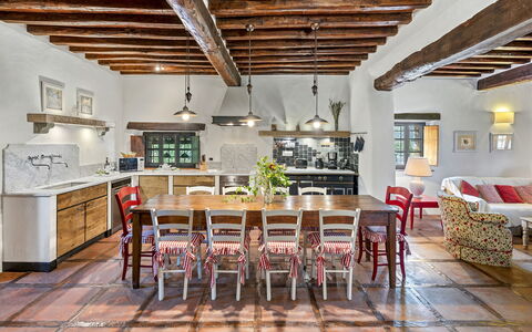 Dimora Chianti Shire: Stunning Tuscan Villa on Vin: Mobilia, Interior Design, Pavimentazione, Legna, Soffitto, Pavimento, Tavolo, Sedia, Cucina, Illuminazione