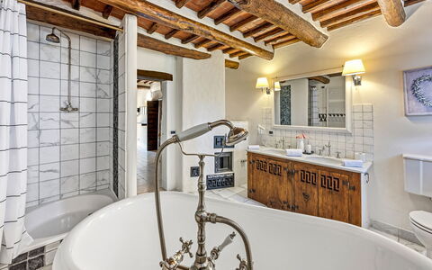 Dimora Chianti Shire: Stunning Tuscan Villa on Vin: Idraulico Fixture, Casa, Rubinetto, Idraulico, Lampada, Bagno, Lavello, Hotel, Cabinetry