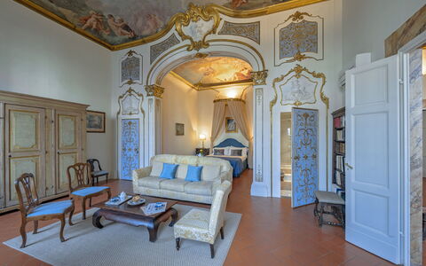 Elegant Suite: Exclusive Florence Apartment with V: Interior Design, Mobilia, Soffitto, Pavimentazione, Camera, Pavimento, Camera Da Letto, Sedia, Soggiorno, Modanatura