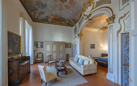 Elegant Suite: Exclusive Florence Apartment with V: Mobilia, Interior Design, Pavimentazione, Pavimento, Soffitto, Illuminazione, Camera, Soggiorno, Sedia, Cornice