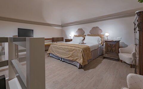 Elegant Suite: Exclusive Florence Apartment with V: Mobilia, Interior Design, Pavimentazione, Pavimento, Camera Da Letto, Letto, Soffitto, Illuminazione, Camera, Bedding