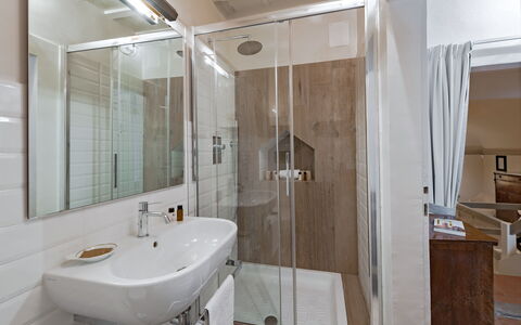 Elegant Suite: Exclusive Florence Apartment with V: Bagno, Idraulico Fixture, Interior Design, Pavimentazione, Pavimento, Lavello, Idraulico, Camera, Soffitto, Rubinetto