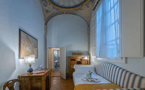 Elegant Suite: Exclusive Florence Apartment with V: Mobilia, Interior Design, Soffitto, Camera, Pavimentazione, Pavimento, Casa, Soggiorno, Divano, Cornice