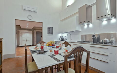Elegant Suite: Exclusive Florence Apartment with V: Cucina, Interior Design, Elettrodomestico Da Cucina, Mobilia, Pavimentazione, Apparecchio Major, Controsoffitto, Soffitto, Elettrodomestico, Camera