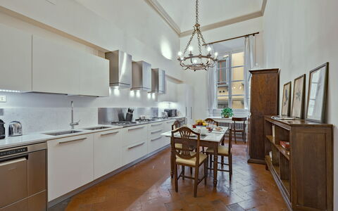 Elegant Suite: Exclusive Florence Apartment with V: Cucina, Pavimentazione, Interior Design, Legna, Mobilia, Controsoffitto, Soffitto, Elettrodomestico Da Cucina, Pavimento, Cabinetry
