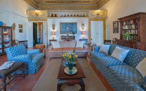 Elegant Suite: Exclusive Florence Apartment with V: Mobilia, Interior Design, Pavimentazione, Camera, Pavimento, Tavolo, Soffitto, Cornice, Divano, Sedia