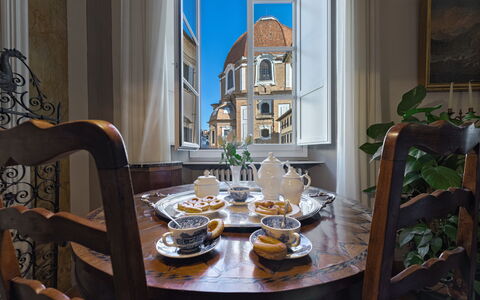 Elegant Suite: Exclusive Florence Apartment with V: Mobilia, Interior Design, Tavola, Tavolo, Serveware, Camera, Cornice, Dishware, Sala Da Pranzo, Porcellana