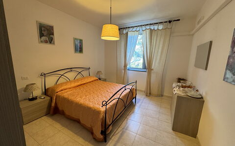 Il Volo Del Nibbio: Letto, Camera Da Letto, Mobilia, Bedding, Lenzuolo, Pavimento, Interior Design, Pavimentazione, Biancheria, Camera