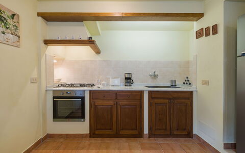 Viola: Controsoffitto, Cucina, Elettrodomestico Da Cucina, Pavimentazione, Mobilia, Apparecchio Major, Interior Design, Cabinetry, Legna, Soffitto
