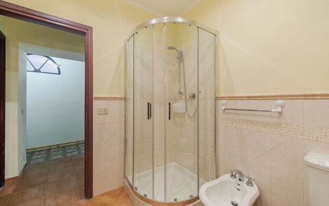 Viola: Idraulico Fixture, Pavimentazione, Pavimento, Bagno, Interior Design, Idraulico, Soffitto, Camera, Porta, Rubinetto