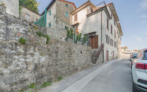 Viola: Parete, Finestra, Costruzione, Manto Stradale, Strada, Quartiere, Architettura, Cittadina, Strada, Vicolo