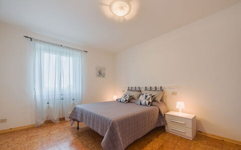Viola: Letto, Camera Da Letto, Interior Design, Pavimento, Pavimentazione, Bedding, Lenzuolo, Legna, Camera, Mobilia