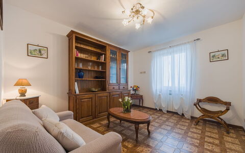 Viola: Mobilia, Interior Design, Pavimentazione, Pavimento, Legna, Soffitto, Camera, Illuminazione, Soggiorno, Tavolo