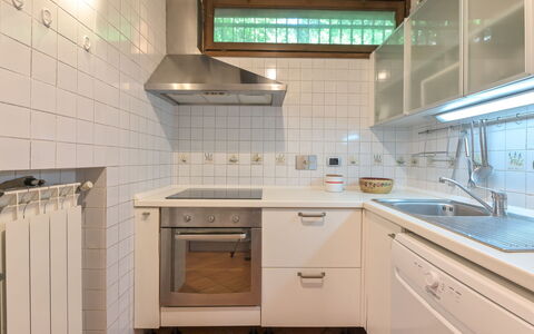 La Tagliata: Cucina, Controsoffitto, Elettrodomestico Da Cucina, Lavandino Della Cucina, Pavimentazione, Cabinetry, Interior Design, Apparecchio Major, Lavello, Idraulico Fixture