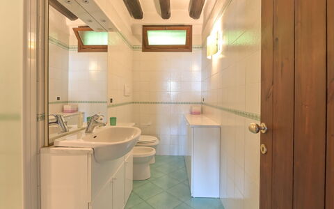 La Tagliata: Interior Design, Pavimentazione, Idraulico Fixture, Bagno, Pavimento, Legna, Soffitto, Lavello, Lavandino Del Bagno, Rubinetto