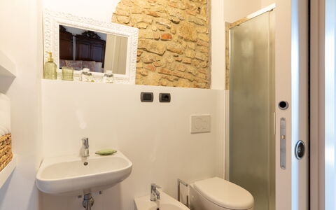 Casa Meletta: Parete, Pavimentazione, Pavimento, Interior Design, Idraulico Fixture, Porta, Idraulico, Camera, Bagno, Soffitto