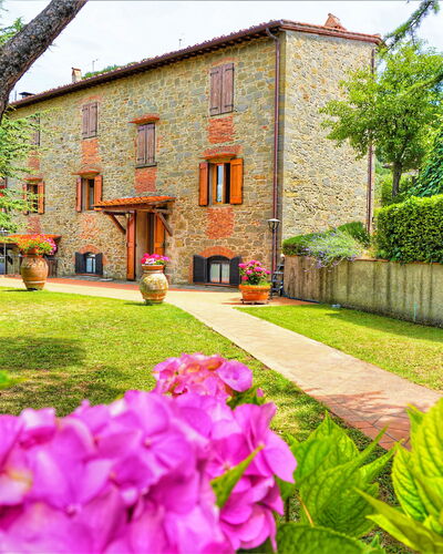 Agriturismo Casa Da Pietro: Garden, Estate, Landscaping, Lawn, Yard, Hacienda, Backyard, Villa, Mansion, Farmhouse