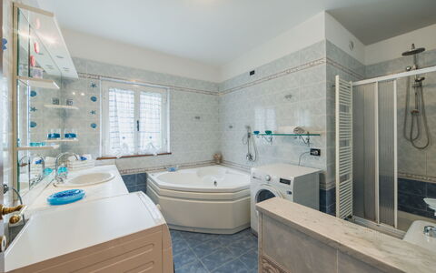 Casa al Pianaccio: Interior Design, Plumbing Fixture, Flooring, Bathtub, Bathroom, Floor, Ceiling, Sink, Tap, Plumbing
