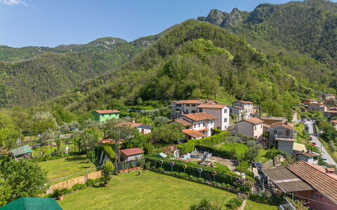Casa al Pianaccio: Mountainous Landforms, Mountain, Hill, Vegetation, Highland, House, Residential Area, Landscape, Hill Station, Rural Area