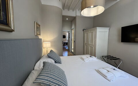 Via Roma 39: Letto, Camera Da Letto, Bedding, Lenzuolo, Interior Design, Mobilia, Pavimento, Pavimentazione, Telaio Del Letto, Camera