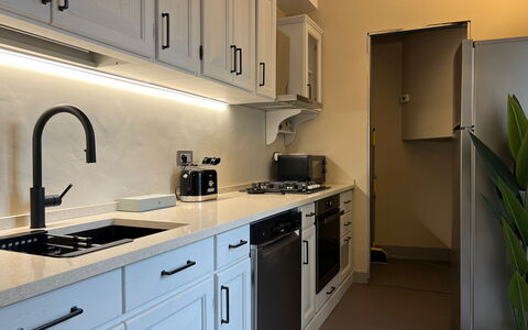 Via Roma 39: Cucina, Elettrodomestico Da Cucina, Controsoffitto, Apparecchio Major, Cabinetry, Interior Design, Cucina Stufa, Lavandino Della Cucina, Stufa, Soffitto