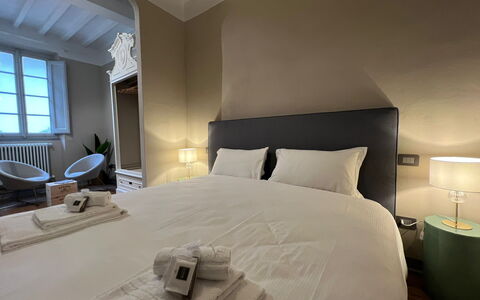 Via Roma 39: Camera Da Letto, Letto, Interior Design, Lenzuolo, Bedding, Pavimento, Mobilia, Soffitto, Camera, Biancheria