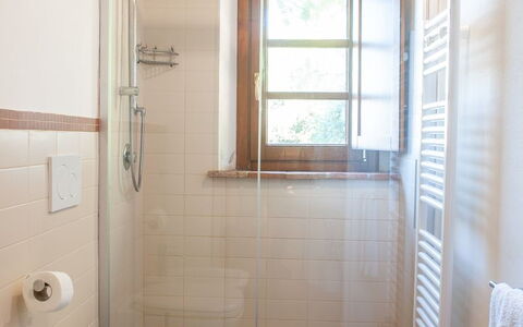 Tenuta i Mandorli, Pool, Wifi, Peccioli: Parete, Pavimentazione, Idraulico Fixture, Bagno, Pavimento, Interior Design, Porta, Idraulico, Casa, Camera