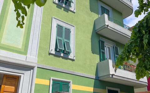 Corso Roma 15 Vacanze - Levanto: Urban Design, Appartamento, Materiale Composito, Balcone, Condominio, Dipingere, Modanatura, Design, Per Finestre