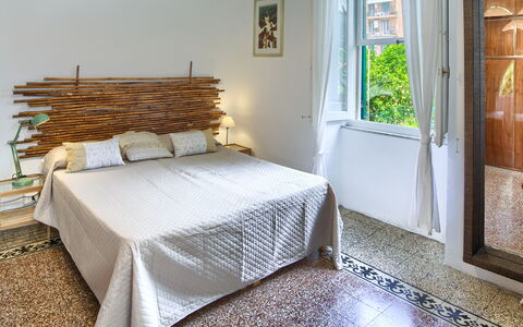 Corso Roma 15 Vacanze - Levanto: Camera Da Letto, Mobilia, Letto, Legna, Bedding, Lenzuolo, Interior Design, Biancheria, Casa, Pavimento