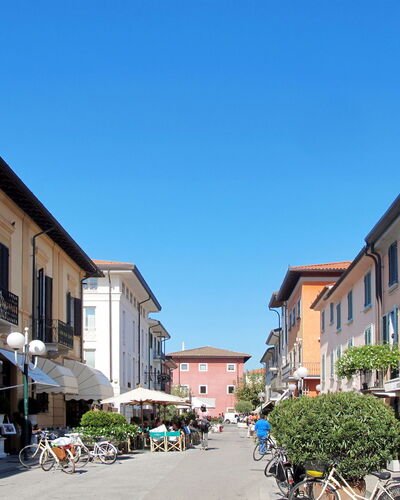 White Home: Building, Road Surface, Urban Area, City, Town, Residential Area, Street, Public Space, Neighbourhood, Facade