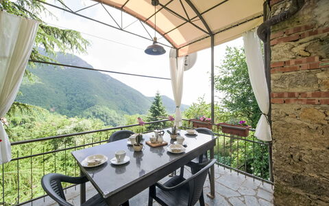 Casa Brezza del Gabberi: Mountainous Landforms, Mountain, Hill, Mountain Range, Highland, Furniture, Hill Station, Balcony, Ridge, Valley