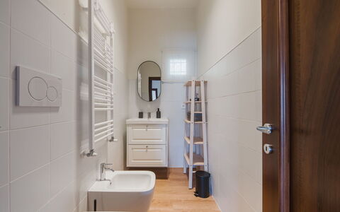 Titta: Pavimentazione, Pavimento, Parete, Interior Design, Legna, Idraulico Fixture, Bagno, Gabinetto, Casa, Camera