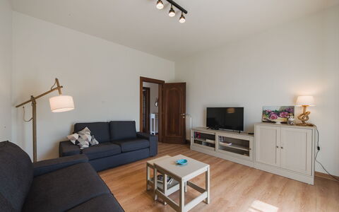 Titta: Mobilia, Interior Design, Pavimentazione, Pavimento, Legna, Divano, Soffitto, Camera, Soggiorno, Tavolo