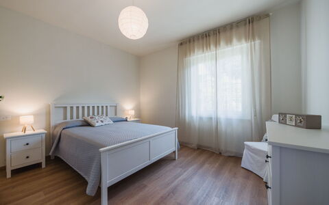 Titta: Letto, Mobilia, Interior Design, Bedding, Camera Da Letto, Lenzuolo, Pavimento, Pavimentazione, Parete, Legna