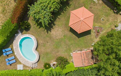 Titta: Piscina, Giardino, Prato, Backyard, Agriturismo, Tempo Libero, Cortile, Estate, Landscaping, Shade