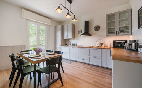 Titta: Mobilia, Cucina, Elettrodomestico Da Cucina, Controsoffitto, Interior Design, Cabinetry, Pavimentazione, Legna, Soffitto, Cucina & Sala Da Pranzo Tavolo