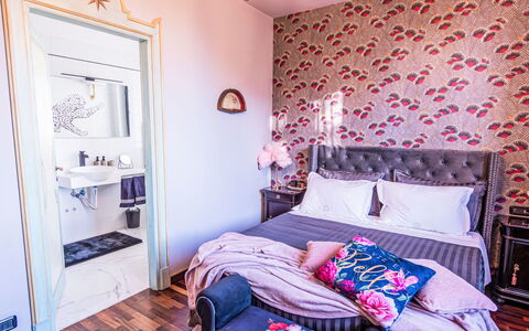 Umbriancevilla: Furniture, Interior Design, Bedroom, Bed Sheet, Bedding, Bed, Room, Textile, Linens, Floor