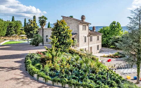 Umbriancevilla: Shrub, Garden, Estate, Landscaping, Mansion, Driveway, Yard, Villa, Hacienda, Botanical Garden