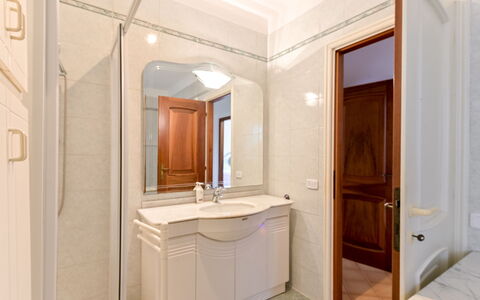 Bortoli: Pavimentazione, Lavandino Del Bagno, Idraulico Fixture, Lavello, Interior Design, Pavimento, Legna, Mobiletto Del Bagno, Rubinetto, Bagno