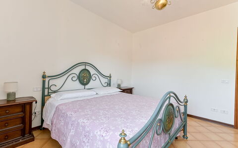 Bortoli: Letto, Camera Da Letto, Interior Design, Mobilia, Lenzuolo, Pavimento, Pavimentazione, Bedding, Telaio Del Letto, Camera