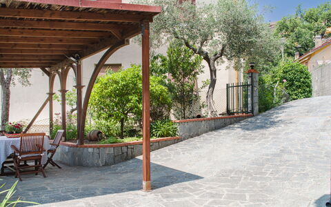Il Caprifoglio: Blu, Giallo, Balcone, Color Legno, Hotel, Pianta Della Casa