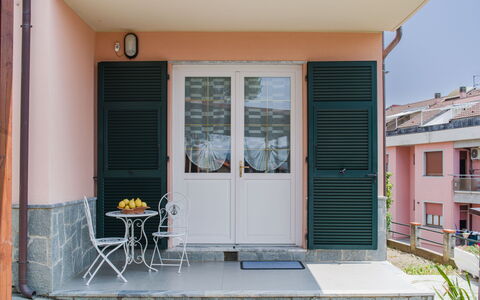 Il Caprifoglio: Blu, Giallo, Balcone, Color Legno, Hotel, Pianta Della Casa