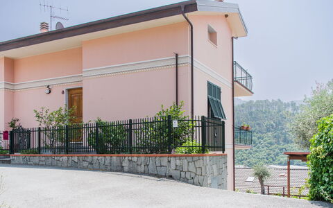 Il Caprifoglio: Blu, Giallo, Balcone, Color Legno, Hotel, Pianta Della Casa