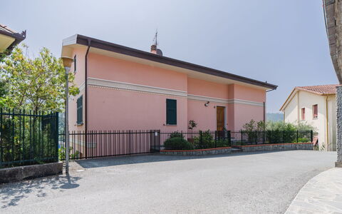 Il Caprifoglio: Blu, Giallo, Balcone, Color Legno, Hotel, Pianta Della Casa