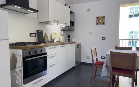 Anne-britt Home: Elettrodomestico Da Cucina, Cucina, Mobilia, Controsoffitto, Apparecchio Major, Pavimentazione, Interior Design, Cabinetry, Legna, Pavimento