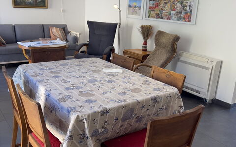 Anne-britt Home: Mobilia, Pavimentazione, Interior Design, Sedia, Pavimento, Tavolo, Legna, Cucina & Sala Da Pranzo Tavolo, Tessile, Sala Da Pranzo